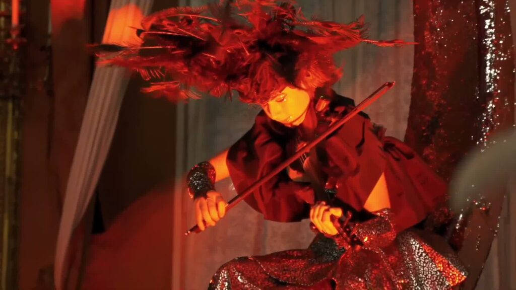 Violinista in costume con corona di piume, evento privato a tema Carnevale di Venezia — Utopia Show Art
