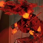 Violinista in costume con corona di piume, evento privato a tema Carnevale di Venezia — Utopia Show Art