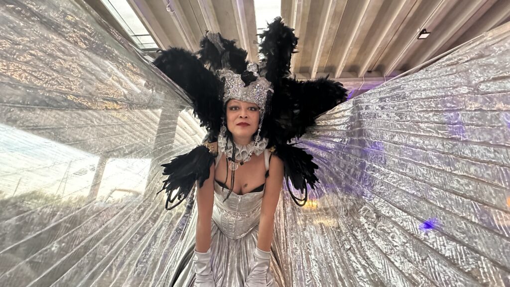 Performance artistiche per spettacoli a tema: l'effetto sorpresa che coinvolge gli ospiti 2 Performer con grandi ali di piume durante uno spettacolo di benvenuto ad effetto wow — Utopia Show Art