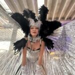 Performer con grandi ali di piume durante uno spettacolo di benvenuto ad effetto wow — Utopia Show Art