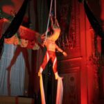 Acrobati su tessuti aerei durante uno show per hotel di lusso — Utopia Show Art