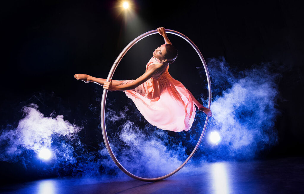Spettacolo immersivo per gala dinner aziendale: come scegliere 2 Performance su ruota Cyr durante un gala dinner aziendale, regia di Moreno Pezzè — Utopia Show Art