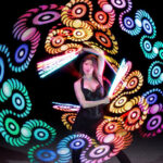 Performer con costume di luce LED per il lancio di un'auto in concessionaria — Utopia Show Art