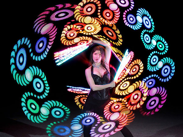 Lancio auto in concessionaria: lo show che trasforma la presentazione 2 Performer con costume di luce LED per il lancio di un'auto in concessionaria — Utopia Show Art